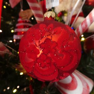 BOULE ROUGE AVEC APPLIQUÉ VELOUR ROUGE